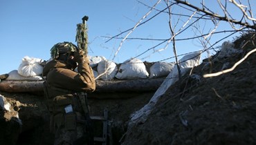 جندي أوكراني تمركز عند خط المواجهة مع الانفصاليين قرب من أفدييفكا جنوب شرق أوكرانيا (8 ك2 2022، ا ف ب). 