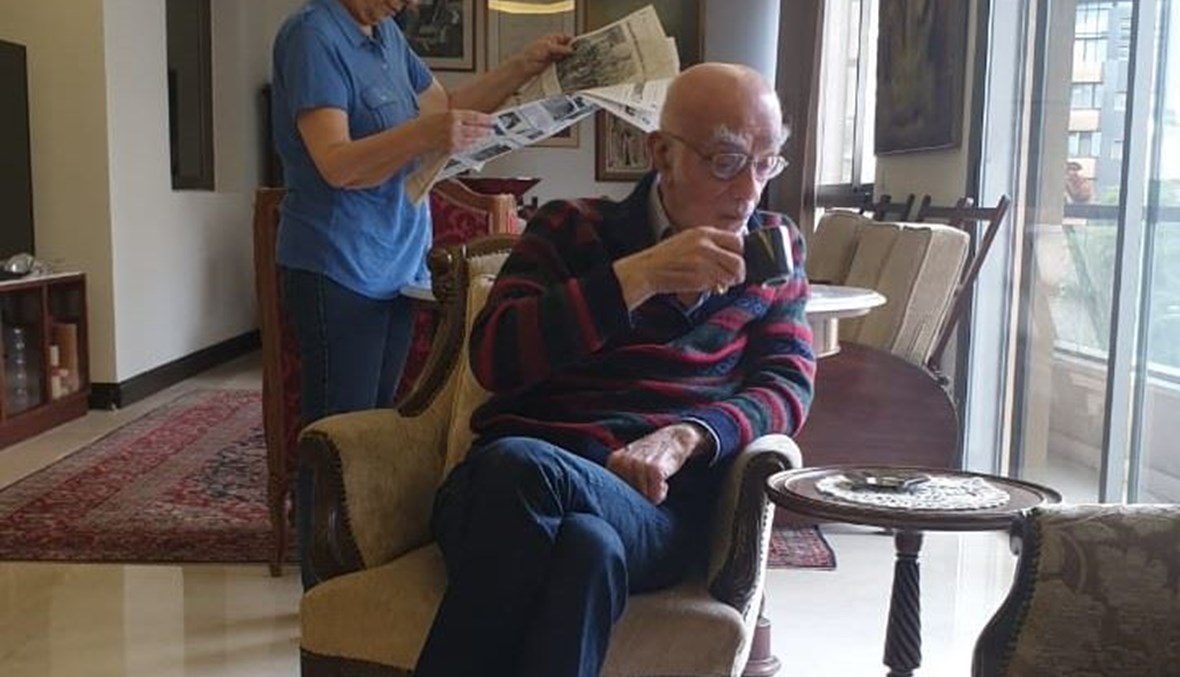 شوقي  ابي شقرا يرشف قهوة الصباح في الاشرفية وحلوة تقرأ " النهار" فيما كوپر يراقب وصاحبه يلتقط الصورة.