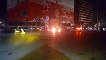حرق اطارات واقفال الطرق في ساحة النور في طرابلس احتجاجا على غلاء المعيشة بعدما تجاوز سعر صرف الدولار الـ 32 الف ليرة. 