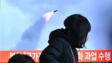شاشة تلفاز تُظهر إطلاق الصاروخ الكوري الشمالي (أ ف ب).