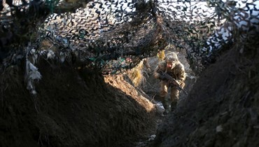 جندي أوكراني في خندق على خط المواجهة مع الانفصاليين بالقرب من أفدييفكا في دونيتسك جنوب شرق أوكرانيا (8 ك2 2022، أ ف ب). 