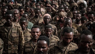 جنود إثيوبيون أسرى يمشون باتجاه مركز ميكيلي لإعادة التأهيل في ميكيلي، عاصمة منطقة تيغراي بإثيوبيا (2 تموز 2021، أ ف ب).