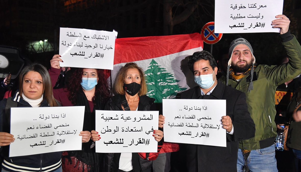 معتصمون حملوا لافتات أمام مصرف لبنان في شارع الحمراء قبل أن يتحول الحراك مواجهات متنقلة في الشوارع المؤدية إلى المصرف ويتم إشعال حرائق صغيرة عند المداخل (نبيل اسماعيل).