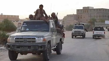 لقطة شاشة من مقطع فيديو تظهر انتشار مقاتلين يمنيين موالين للحكومة، في وقت اعلنت قوات مدعومة من التحالف السيطرة على محافظة شبوة الشمالية (10 ك2 2022، ا ف ب). 