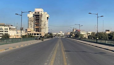 القوات الأمنية العراقية اغلقت جسرا يؤدي إلى المناطق الحكومية في المنطقة الخضراء في بغداد، بينما تجمع متظاهرون في مكان قريب (27 ك1 2021، أ ف ب). 