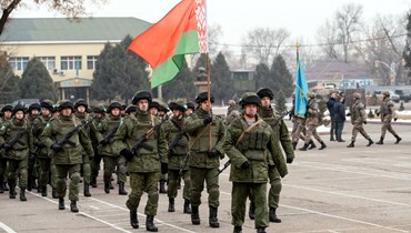جنود منظمة معاهدة الأمن الجماعي خلال احتفال بانتهاء مهمتهم في ألماتي (13 ك2 2022، أ ف ب). 