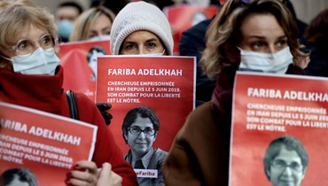 زملاء للباحثة الفرنسيّة- الإيرانيّة فاريبا عادلخاه خلال تجمع أمام مقر الـ"ساينس بو" في باريس دعما لها (13 ك2 2022، أ ف ب). 
