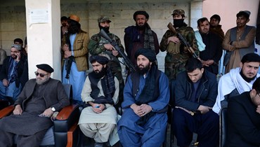عناصر من طالبان يشاهدون مباراة لكرة القدم في ملعب قندهار (13 ك2 2022، ا ف ب). 