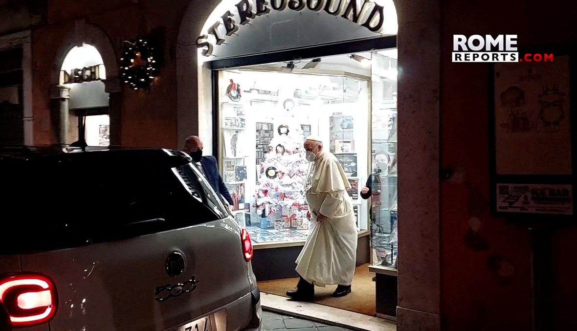  البابا فرنسيس مغادراً متجر الأسطوانات.