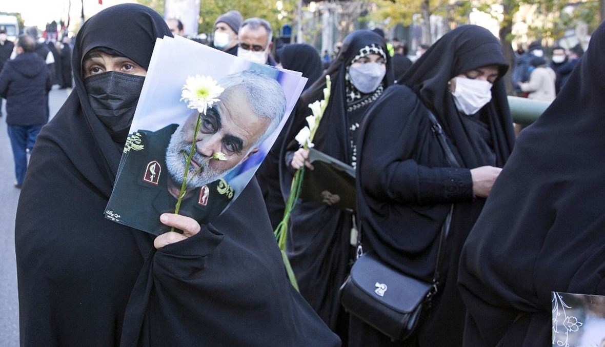 نساء إيرانيات يرفعنَ صورة لسليماني في طهران (أ ف ب).