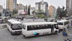 مشهد من "يوم الغضب" الباهت أمس والذي افتقر إلى المشاركة الحقيقية بحيث أن اتحاد النقل اضطر إلى إسناد مناطق عدة بسيارات من خارجها لقطع الطرق. 