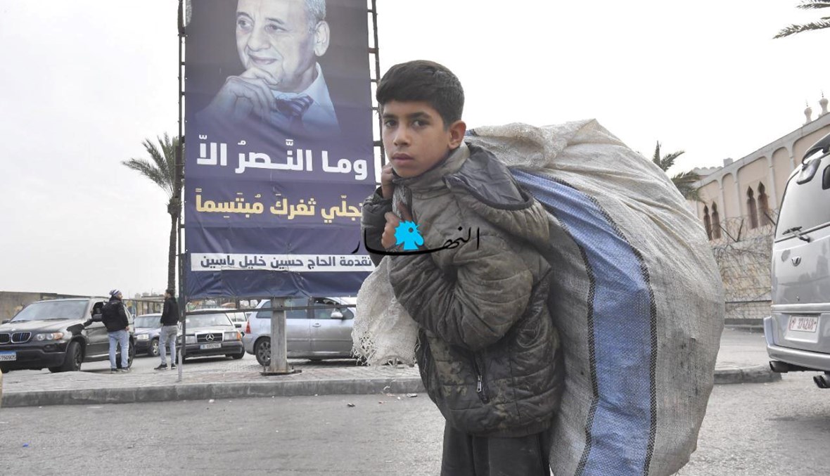 فتى يحمل كيساً للنفايات خلال قطع طرق في بيروت في "خميس الغضب" (نبيل اسماعيل).