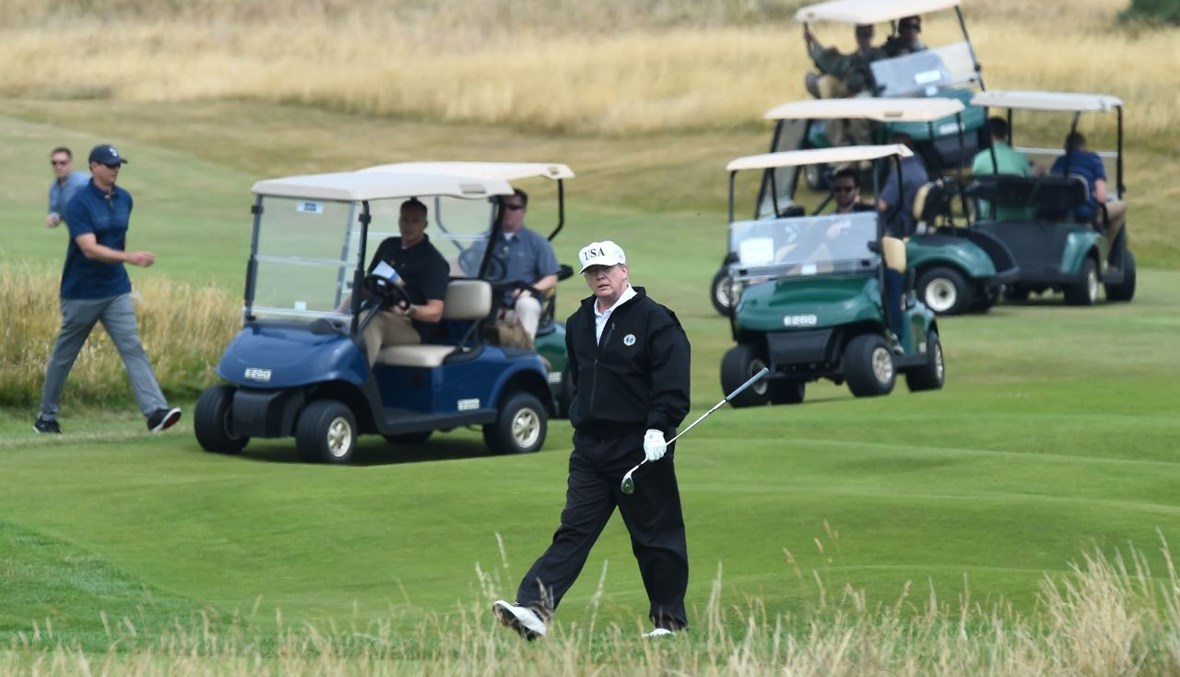 ترامب يلعب الغولف (أ ف ب).