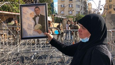 مشهد من وقفة لأهالي ضحايا المرفأ أمام مجلس النواب (نبيل إسماعيل).