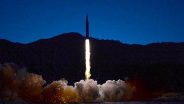 لحظة انطلاق صاروخ يفوق سرعة الصوت في مكان غير معروف في كوريا الشمالية (11 ك2 2022، أ ف ب). 