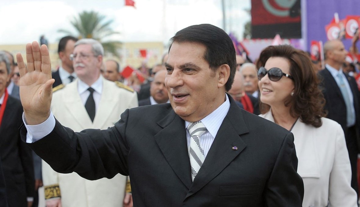 بن علي، الى جانبه زوجته ليلى، ملوحا قبل أن يلقي خطابه في بداية الحملة الانتخابية الرئاسية في ملعب رادس بالقرب من تونس العاصمة (11 ت1 2009، ا ف ب). 