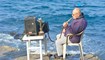 رجل مسنّ يحتكم إلى الشاطئ في زحمة الأزمات التي تعانيها البلاد (أرشيف "النهار").