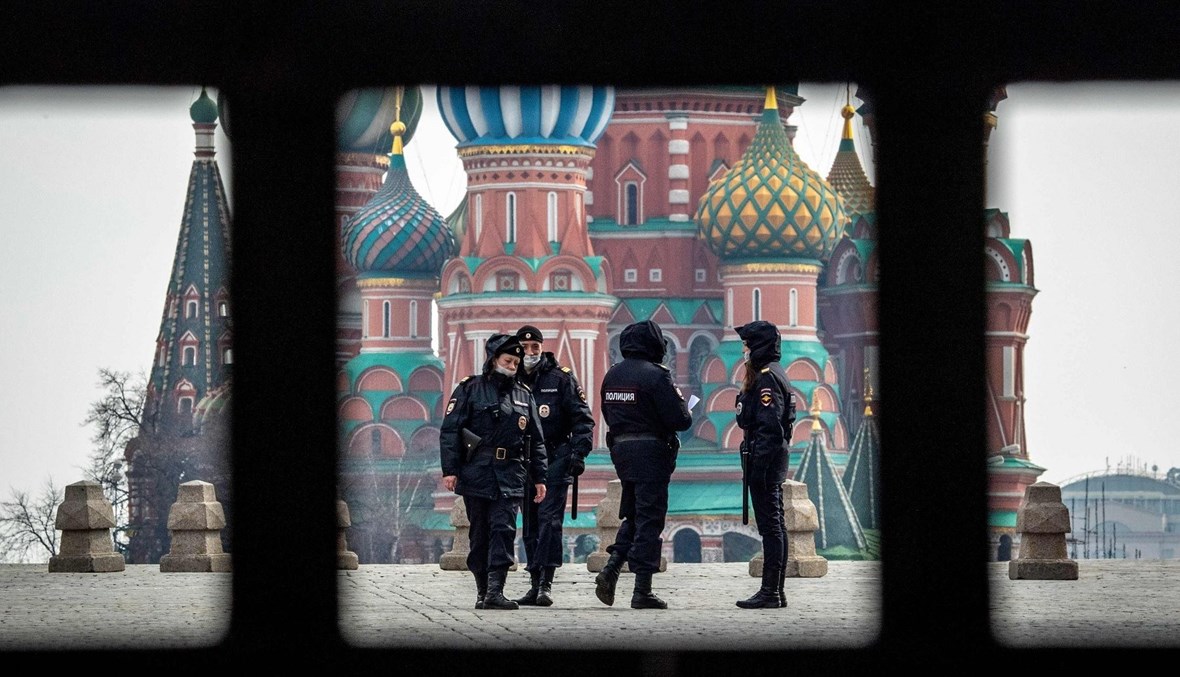 دورية لضبّاط الشرطة في الميدان الأحمر وسط موسكو، روسيا (أ ف ب).