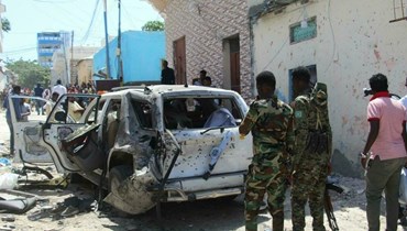 جنود صوماليون في موقع انفجار قنبلة في مقديشو (أ ف ب).
