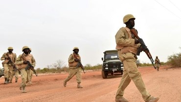 عناصر من القوات الامنية في بوركينا فاسو خلال عمليات تمشيط (أ ف ب). 