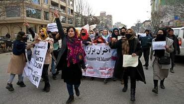 نساء أفغانيات يتظاهرن في كابول (16 ك2 2022، ا ف ب). 