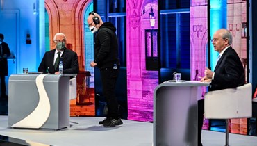 كوستا (إلى اليسار) وريو يستعدان لمناظرة متلفزة في استوديوهات RTP التلفزيونية العامة في لشبونة في اطار الحملة قبل الانتخابات العامة (13 ك2 2022، أ ف ب). 