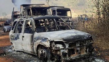 صورة قدمتها قوة دفاع القوميات الكارينية، وتظهر مركبات محترقة في بلدة هبروسو بولاية كاياه في ميانمار (24 ك1 2021، أ ب). 