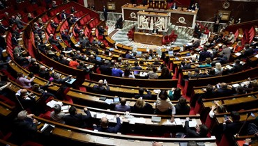 النواب الفرنسيون خلال التصويت على مشروع القانون في قصر بوربون، مقر الجمعية الوطنية، في باريس (16 ك2 2022، ا ف ب). 