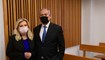 نتنياهو وزوجته سارة يقفان في محكمة الصلح في تل أبيب،  قبل جلسة استماع أولية في دعوى تشهير ضد رئيس الوزراء السابق إيهود أولمرت (10 ك2 2022، ا ف ب). 