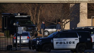 الشرطة الأميركية في محيط كنيس يهودي في تكساس (أ ف ب).