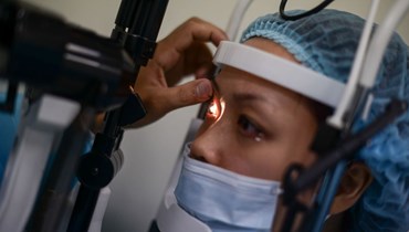 في السعودية... طبيب يزعم التخصّص في جراحة العين ويسبّب العمى لـ6 مرضى