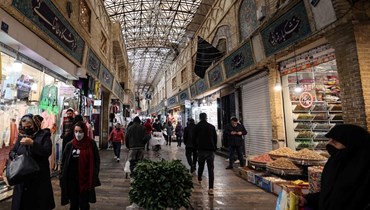 إيرانيون يتسوقون في بازار تجريش في طهران (16 ك2 2022، ا ف ب). 