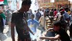 متظاهر سوداني يحمل قنبلة مسيلة للدموع أطلقتها قوات الأمن خلال احتجاج ضد الانقلاب العسكري جنوب العاصمة الخرطوم (17 ك2 2022، أ ف ب).