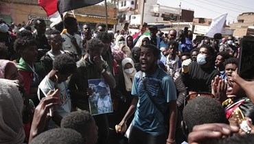 سودانيون يرددون هتافات خلال تظاهرة في الخرطوم (17 ك2 2022، ا ب). 