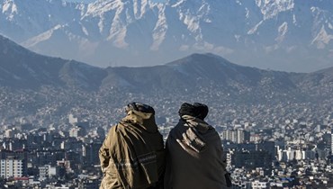 عنصران من طالبان جلسا عند تلة وزير أكبر خان في كابول (20 ك2 2022، أ ف ب). 