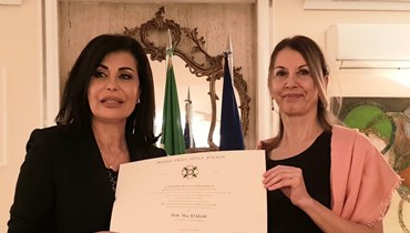  السفيرة الإيطالية تقلّد مي الخليل وسام النجمة الإيطالية من رتبة "فارس".
