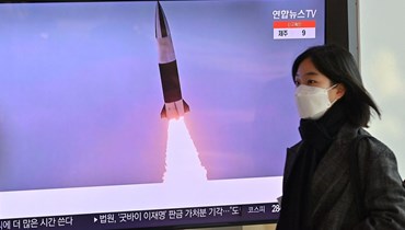 شاشة تلفزيون تعرض لقطات لإطلاق الصاروخ الكوري الشمالي (أ ف ب).