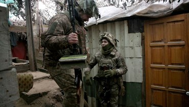 جنود أوكرانيون يقفون في خندق على خط المواجهة مع الانفصاليين بالقرب من أفدييفكا جنوب شرق أوكرانيا (9 ك2 2022، أ ف ب). 