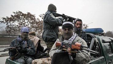 مقاتلون من طالبان يقومون بدورية في كابول (21 ك2 2022، أ ف ب). 