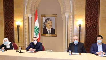 الرئيس سعد الحريري مترئساً أمس اجتماع كتلة "المستقبل" في بيت الوسط (دالاتي ونهرا).