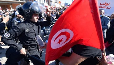 مشهد من الشارع التونسي الغاضب (أ ف ب).