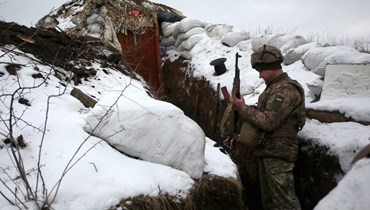 جندي أوكراني يقف في خندق على خط المواجهة مع الانفصاليين بالقرب من قرية زولوتي بمنطقة لوغانسك الشرقية (21 ك2 2022، ا ف ب).