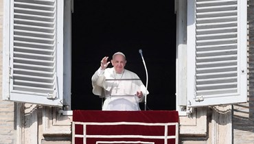 البابا فرنسيس ملوحا من نافذة القصر الرسولي في الفاتيكان لدى وصوله لإلقاء صلاة التبشير الملائكي (23 ك2 2022، أ ف ب). 