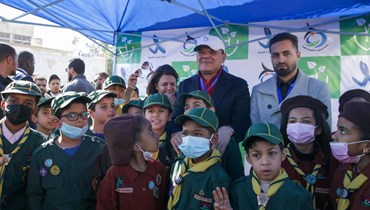 الدبيبة في صورة مع اطفال من الكشافة خلال اطلاق حملة غرس أشجار في طرابلس (22 ك2 2022، أ ف ب).