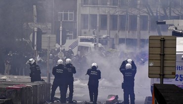 الشرطة تواجه المتظاهرين في بروكسيل (23 ك2 2022، ا ب). 