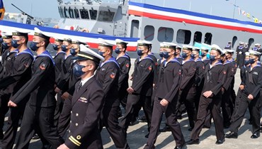 عناصر من قوات البحرية التايوانية خلال مراسم تدشين سفن منتجة محليًا في قاعدة بحرية في كاوشيونغ جنوب تايوان (14 ك2 2022، أ ف ب). 