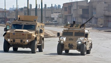 عناصر من قوات سوريا الديموقراطية يقومون بدورية في شارع في مدينة الحسكة شمال سوريا (23 ك2 2022، ا ف ب). 