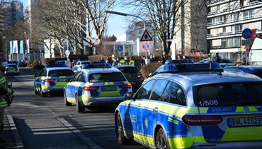 سيارات للشرطة توقفت في حرم جامعة هايدلبرغ في هايدلبرغ بألمانيا (24 ك2 2022، ا ب). 