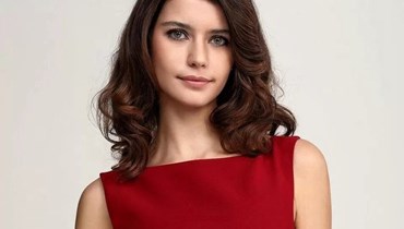 الممثلة التركية بيرين سات. 
