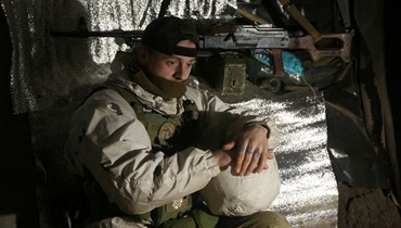 جندي أوكراني جلس في مخبأ عند خط المواجهة مع الانفصاليين بالقرب من جورلوفكا بمنطقة دونيتسك (23 ك2 2022، ا ف ب). 